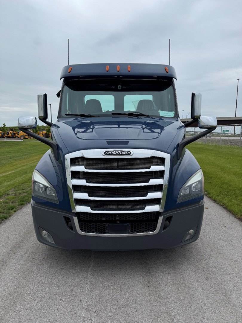 2019 FREIGHTLINER CASCADIA 113 - USED TRUCKS DAY CAB - image 2